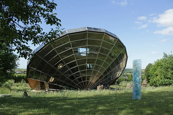 Ngôi nhà đồng hồ mặt trời - Pháp được thiết kế với nhiều tấm kính và được biết đến như là ngôi nhà đồng hồ mặt trời ở vùng Alsace, Pháp.